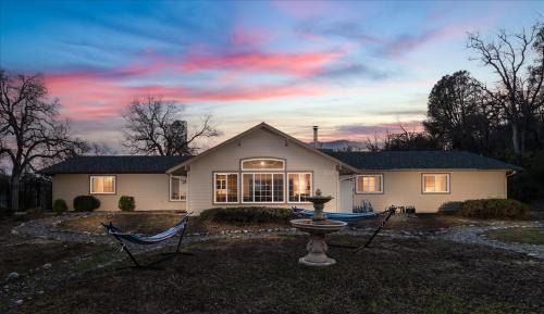 Oakhurst House | New Big Sky Cabin at Yosemite w/VIEWS, hot tub, firepit, and more