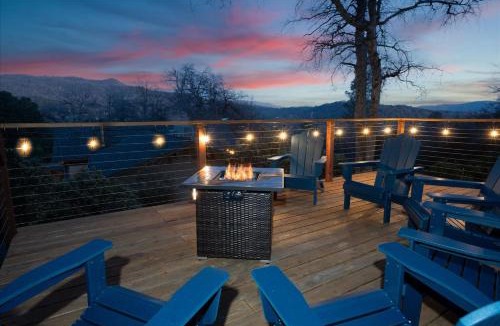 Oakhurst House | New Big Sky Cabin at Yosemite w/VIEWS, hot tub, firepit, and more