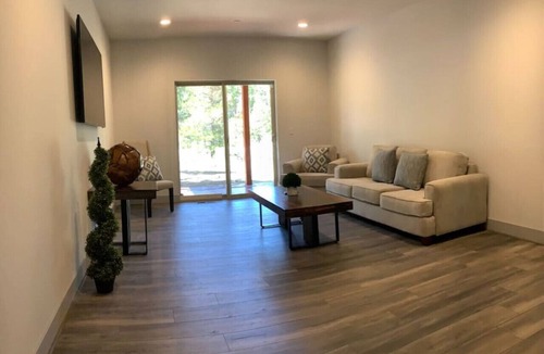 Christmas Valley Cabin | *New Construction*King Bed*3 Car Garage*Bathtub*