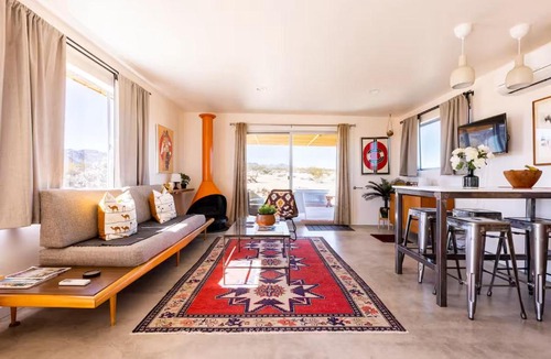 Landers House | New Couples Stargazing Cowboy Tub Midcentury 1bed