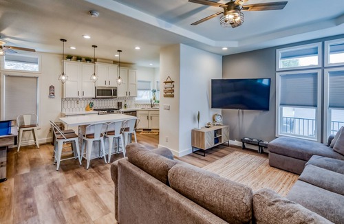 Parker Strip House | !NEW HOME AMAZING RIVER VIEWS!EXPERIENCED HOST PRIVATE BEACH & LAUNCH RAMP