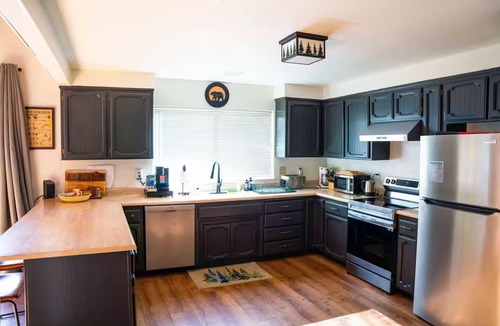 Twain Harte Cabin | NEW Hot Tub, Walk to Town, Lake Access, Fireplace