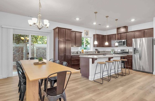 Fernley House | New House Furniture 5TV-20 Min to USA Pkwy/Sleeps13