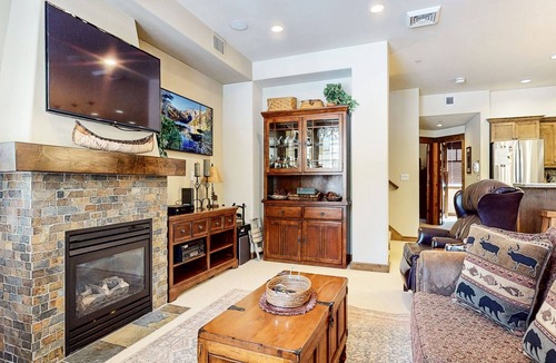 Woodwinds Condo | NEW LISTING! Woodwinds #1303 (4-Bedroom Condo) - Pets Allowed by RedAwning