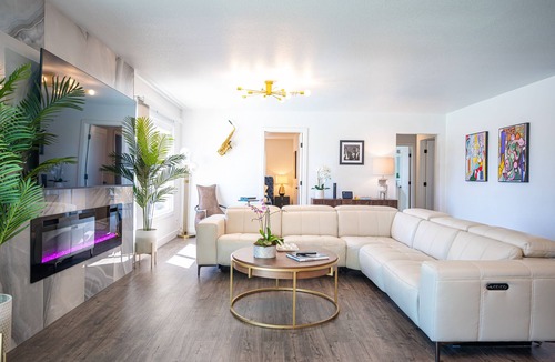 Las Vegas House | NEW‼️LUX SPACIOUS HOME-POOL/5 MIN TO STRIP/GOURMET KITCHEN/BUSINESS CENTER