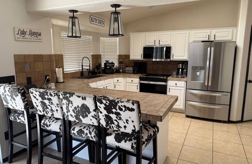 Lake Havasu City House | NEW luxury Heated Pool & Spa ~Boat Parking ~5 minutes to Lake ~Walk to Downtown