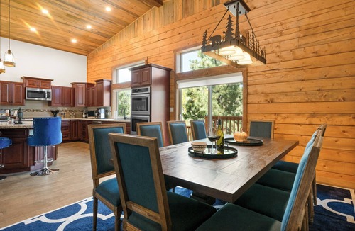 Big Bear Lake House | NEW LUXURY HOME, HUGE GREAT ROOM, 2 MASTER SUITES, SPA, PACMAN. 5 STAR REVIEWS!