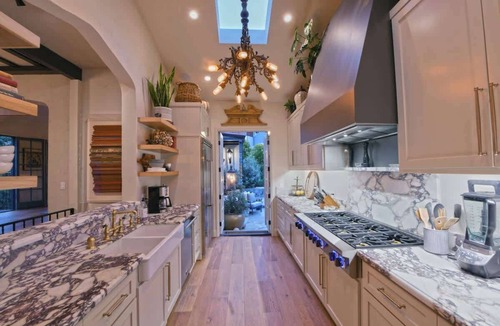 Beachwood Canyon Villa | NEW Luxury Villa, Secret Garden, Pool, Dogs OK