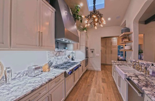 Beachwood Canyon Villa | NEW Luxury Villa, Secret Garden, Pool, Dogs OK