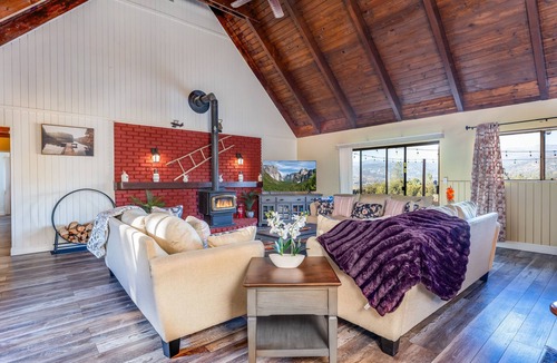 Oakhurst House | New! Majestic Views, Pool, Sleeps 20+, 2 Mstr BR, close DT Yosemite, Bass Lake