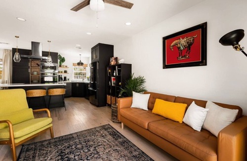 North Hollywood House | NEW! North Hollywood Bungalow w/Yard & Bonus Room