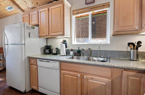 Big Bear City Cabin | New: Rustic Cabin, Hot Tub, Games