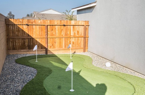 Visalia House | New Spacious 5 Bed 3 Bath Vacation House near Sequoia/w Tub, BBQ, EV