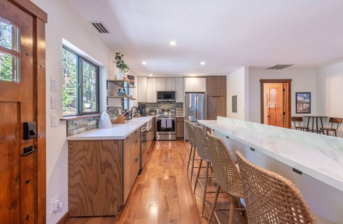 Sunnyside House | New Tahoe Park Home| Private Beach | Hot Tub | Sleeps 10+