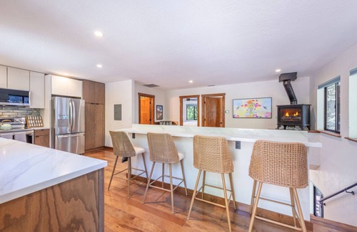 Sunnyside House | New Tahoe Park Home| Private Beach | Hot Tub | Sleeps 10+