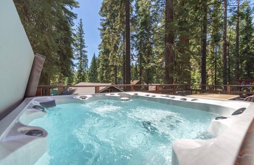 Sunnyside House | New Tahoe Park Home| Private Beach | Hot Tub | Sleeps 10+