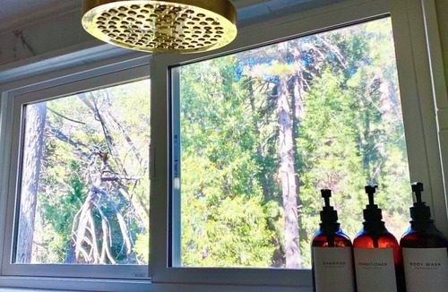 Cedarpines Park House | NEW to VRBO. 3Bed 2 En-suites Views + Wood burner, Deck, Garden & DISCO LOO