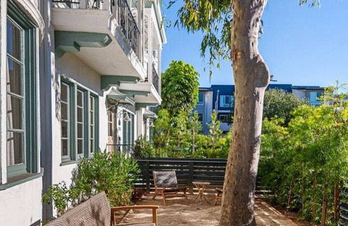 Venice Condo | NEW! Venice Historic Flat | Patio & Walk-to-All Location