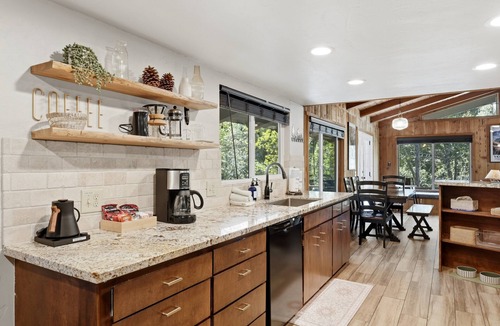 Yosemite Forks Cabin | New! Whispering Falls with spa/firepit/BBQ/EV/pet friendly!