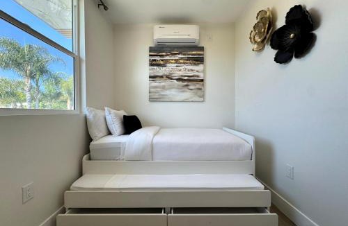Pico - Robertson Apartment | Newly Built & Bright 2BR Home Near Beverly Hills - Great neighborhood