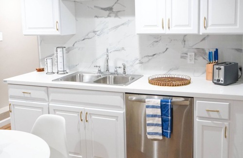 Longfellow House | Newly Remodeled cozy 1 bedroom unit close to Public transportation , BART, & SF