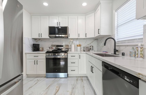 Montclair House | Newly Renovated 2BR 1BA Near Park & Airport 3 Beds Montclair