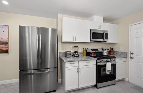 Fresno House | Newly Renovated 3Bed on Corner-lot EasyA to US99