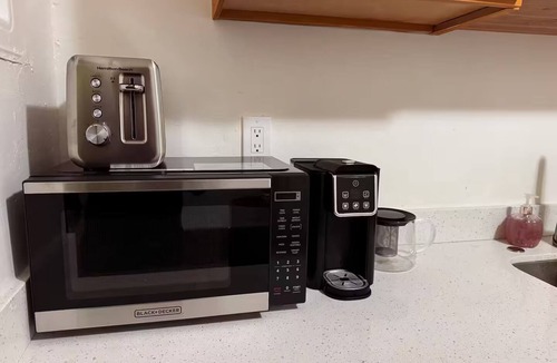 Golden Gate Apartment | Newly Renovated 3BR Sun-Drenched Flat in Oakland. Central to SF and Berkeley