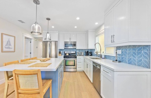 Balboa Peninsula Condo | Newly Renovated, A/C, 2-Car Garage Parking, steps to beach