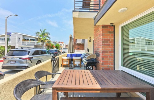 Balboa Peninsula Condo | Newly Renovated, A/C, 2-Car Garage Parking, steps to beach