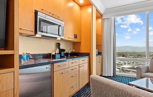 Las Vegas Apartment | Newly Renovated Exquisite Trump Studio 1712 Great Views