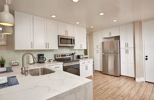 Townsite Cottage | Newly Renovated, Walk to the Beach, Direct ocean view from Master and the Deck