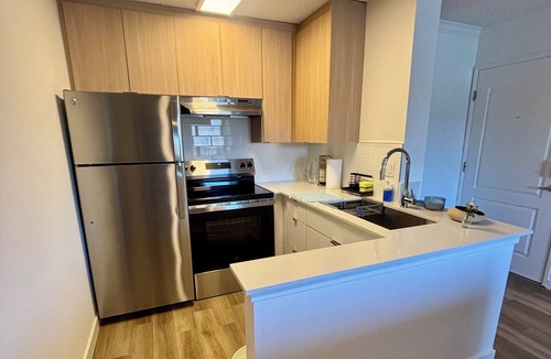 Santa Ana Heights Apartment | Newport Beach Modern Studio With A Patio-A/C-Resort Pool- 24/7 Gym- & more