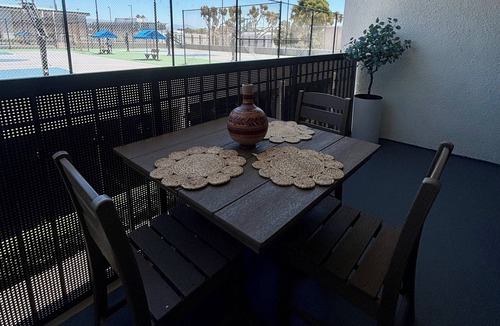 Santa Ana Heights Apartment | Newport Beach Modern Studio With A Patio-A/C-Resort Pool- 24/7 Gym- & more