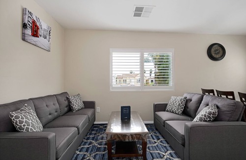 Miracle Mile House | Nice Trendy Stay in close proximity to hotspots