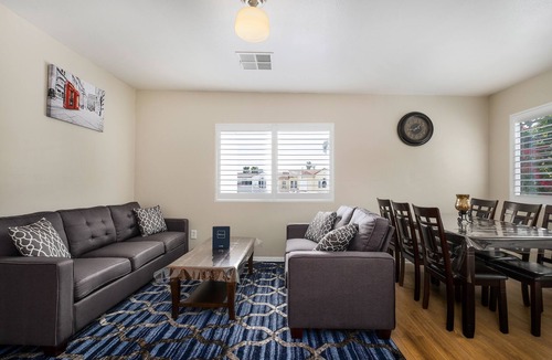 Miracle Mile House | Nice Trendy Stay in close proximity to hotspots