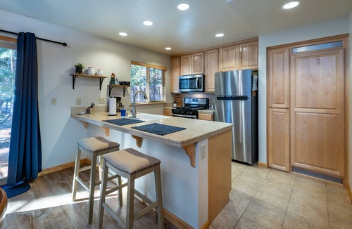 Lake Forest Apartment | Nicely updated Lake Forest Glen end unit townhome
