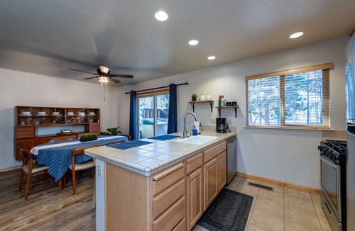 Lake Forest Apartment | Nicely updated Lake Forest Glen end unit townhome