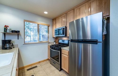 Lake Forest Apartment | Nicely updated Lake Forest Glen end unit townhome