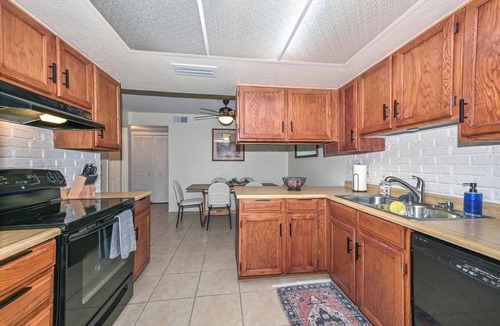 Glendale House | No Llama Drama Poolside Retreat-Optional Heated Pool November through April!