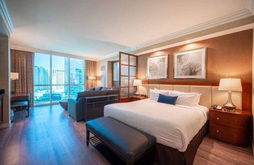 Las Vegas Condo | No Resort Fee Strip View Suite + Free Valet + Pool