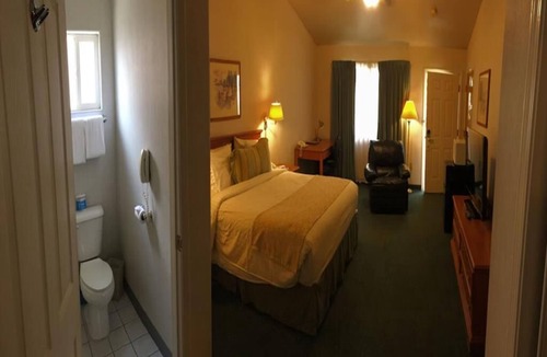 Fresno Hotel | Non-Smoking 1 King Bed Room