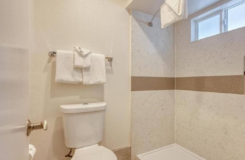 San Luis Obispo House | Non-Smoking 1 Queen Bed