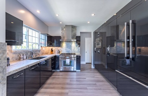 Wilshire House | Normandie Manor | 6BR Hollywood Sign Views, Chef's Kitchen, Gated + Dog Friendly