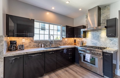 Wilshire House | Normandie Manor | 6BR Hollywood Sign Views, Chef's Kitchen, Gated + Dog Friendly