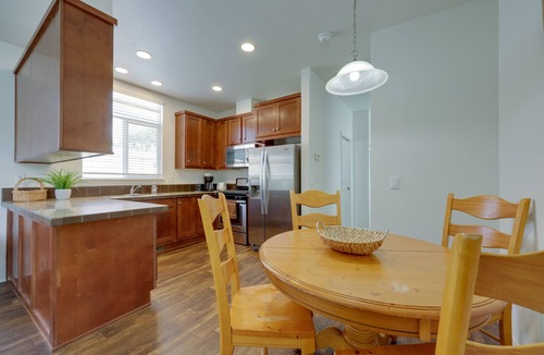 Oak View House | Oak View Home w/Private Covered Patio!