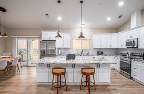 Yosemite Forks House | Oakhurst Oasis – Modern Furnishings, Hot Tub, Game Room, EV Plug, BBQ & Fire Pit, Pet‑Friendly | Sleeps 19+ | 5 Mins to Downtown