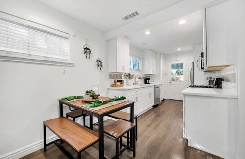 Thousand Oaks House | Oaks Retro Cottage, Jacuzzi, Bistro Patio, Walk to Everything!