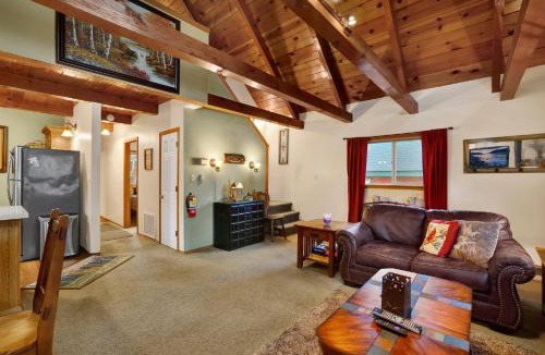 Sugarloaf House | Oakwood Cottage Big Bear - Cozy Sugarloaf Mountain Retreat - Minutes to Activities