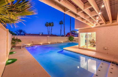 Paradise House | Oasis Near STRIP Pool Jacuzzi Deck Poker Room
